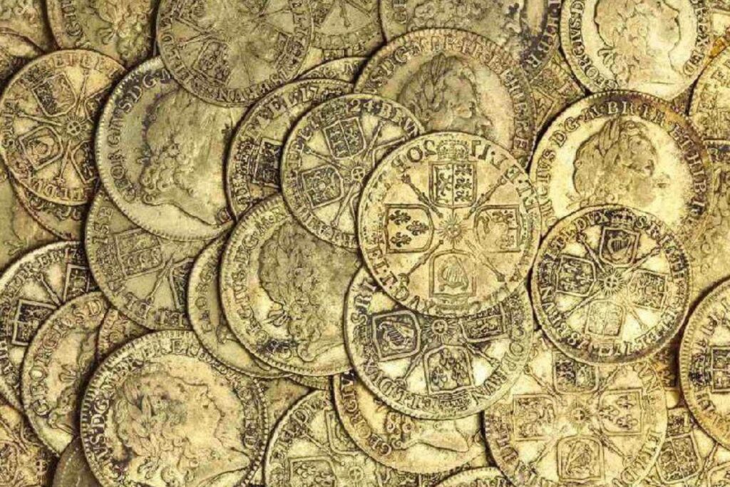 Um casal encontrou um pote cheio de moedas de ouro embaixo da cozinha da casa onde moravam