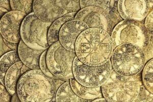 Um casal encontrou um pote cheio de moedas de ouro embaixo da cozinha da casa onde moravam