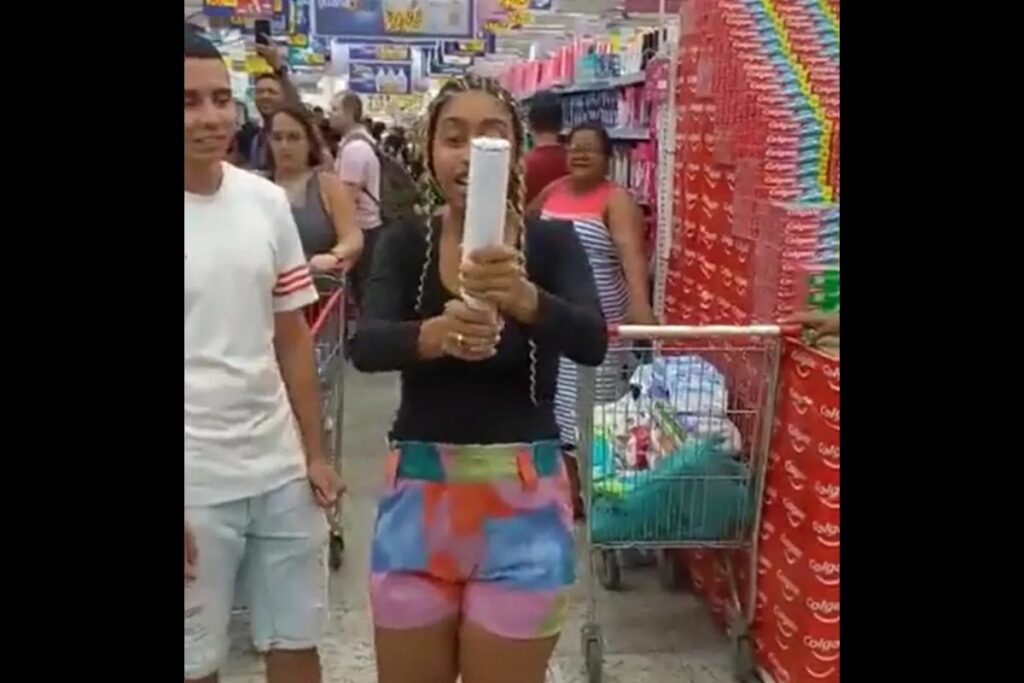 Cachoeira é pintada de azul para chá revelação