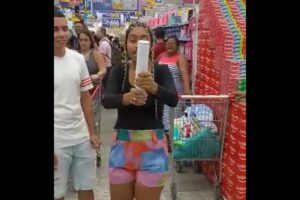 Cachoeira é pintada de azul para chá revelação