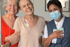 Susana Naspolini ao lado da equipe médica que ajudou em seu tratamento