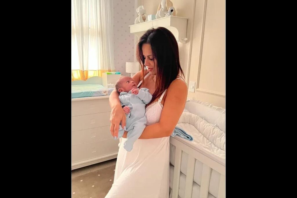 Viviane Araujo amamentando o filho
