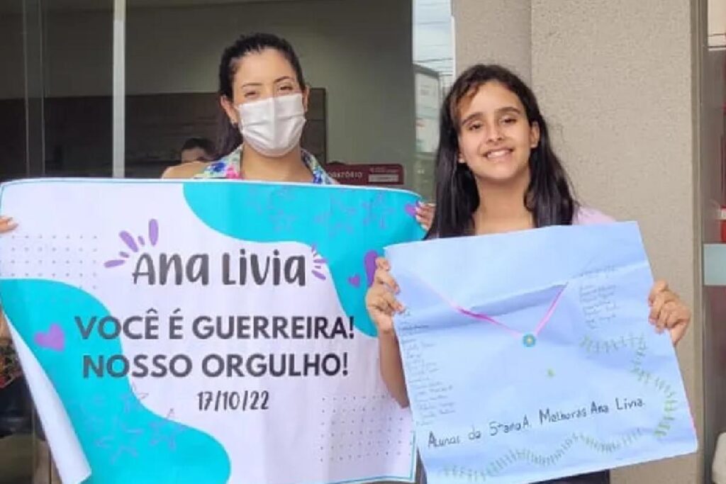 Ana Lívia junto de familiares e profissionais da saúde que acompanharam sua internação