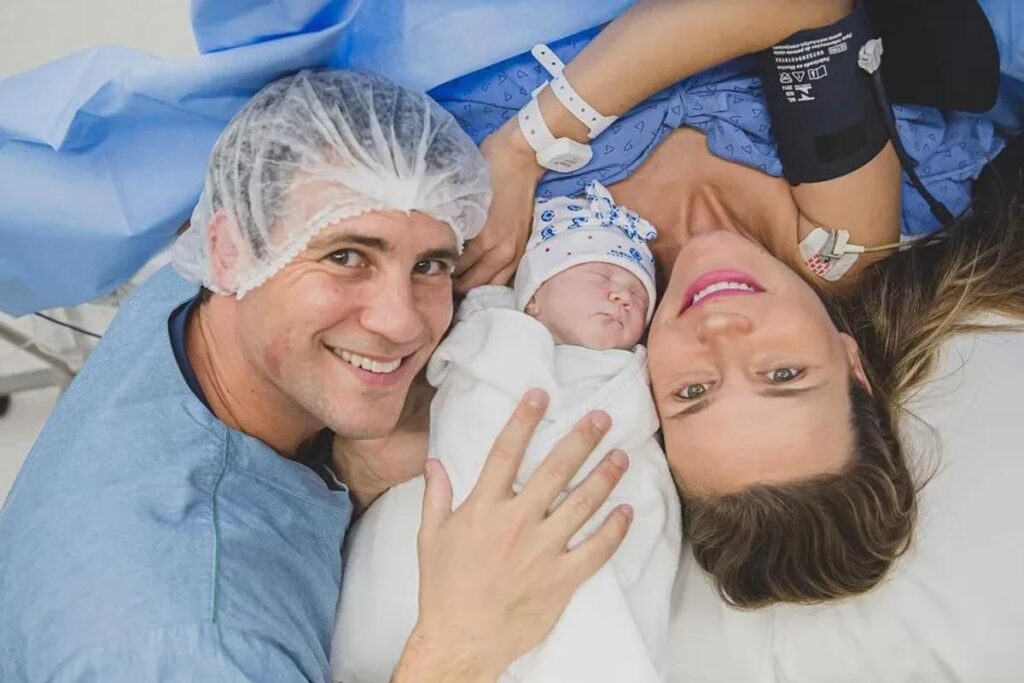 Filha recém-nascida de Renata Kuerten e Alberto Senna explode o fofurômetro nas redes