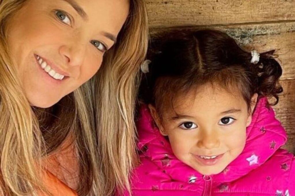 Ticiane Pinheiro vai em evento de moda infantil com a filha