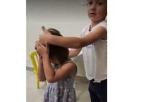 Menino corta sozinho parte do cabelo da irmã mais nova enquanto mãe não olhava as crianças