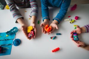 As crianças também aprendem a conviver em sociedade no ambiente escolar