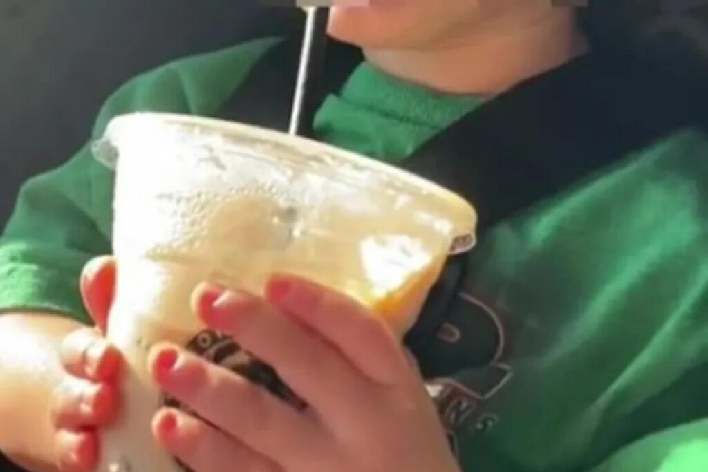 Mãe é criticada nas redes ao dar café ao filho de 2 anos