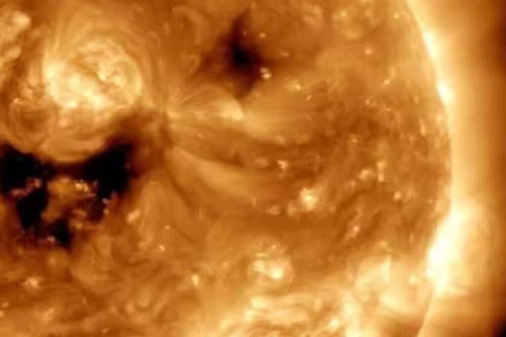 Nasa capta Sol ‘sorrindo’ em uma imagem feita por um telescópio