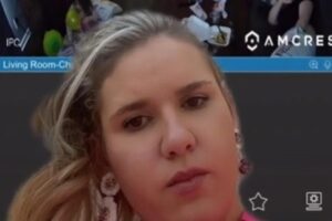 Mãe se revolta ao ver babá dormindo em serviço e a demite