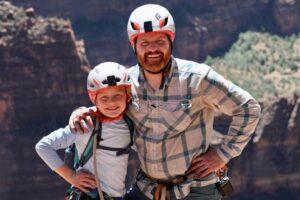 Menino de 8 anos quebra recorde ao se tornar o mais jovem a alcançar topo de montanha