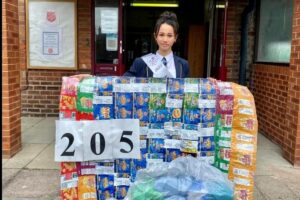 Menina de 12 anos ajuda pessoas sem-teto fazendo cobertores com pacotes de salagadinho