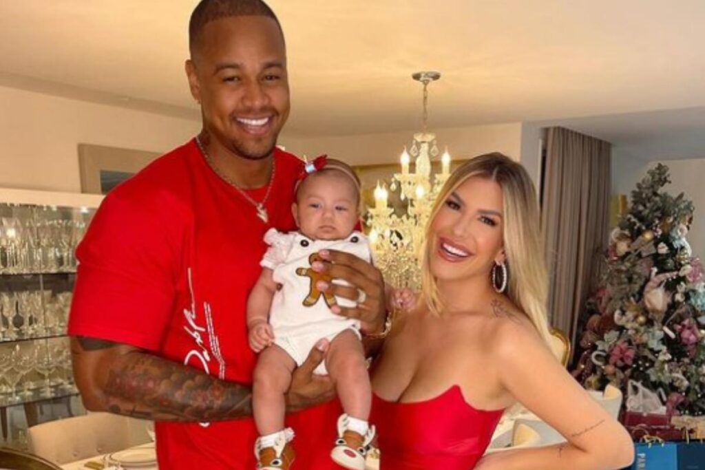 Liz encantada com os tênis do pai v