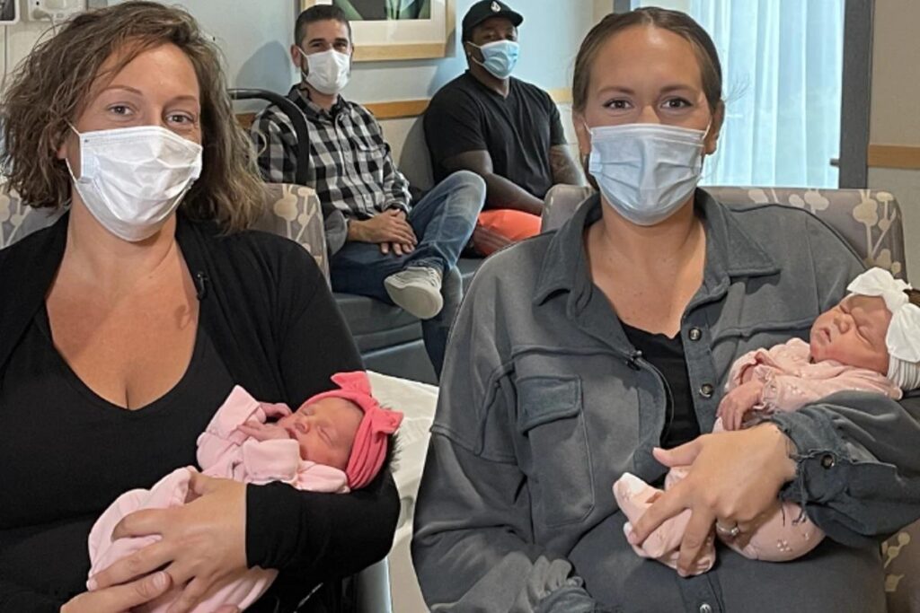 As irmãs deram à luz no mesmo dia, com apenas 7 horas de diferença
