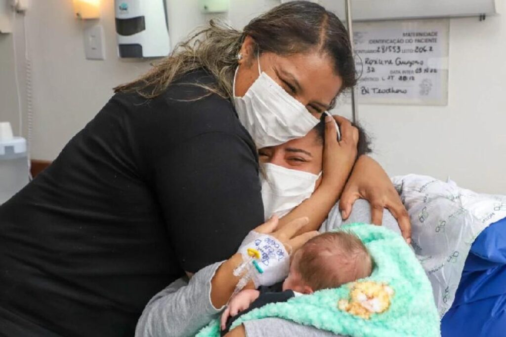 Mãe tem participação de interpret de libras em parto