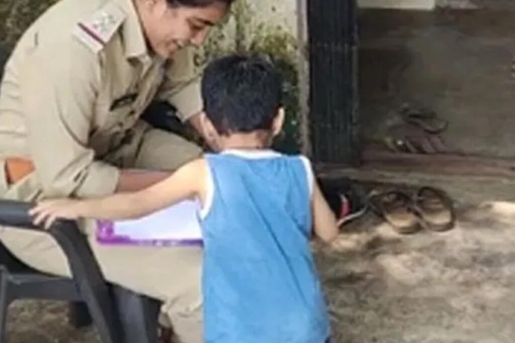 No vídeo que viralizou nas redes sociais, o menino aparece pedindo a ajuda de uma policial pra denunciar a mãe por ter roubado seus chocolates