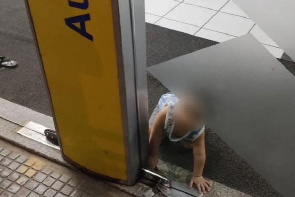 Bebê preso na agência bancária