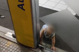 Bebê preso na agência bancária