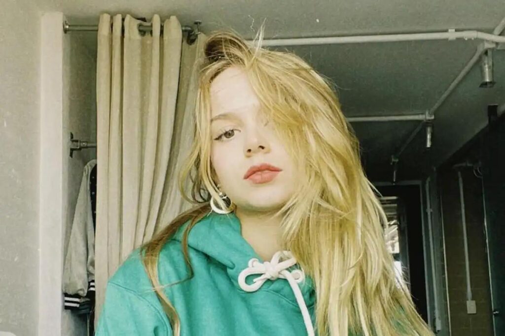 Isabella Scherer foi elogiada ao compartilhar foto da barriga um mês após o parto dos filhos