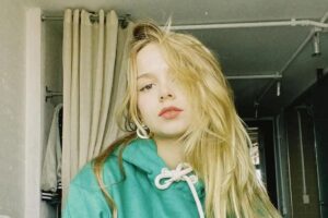 Isabella Scherer foi elogiada ao compartilhar foto da barriga um mês após o parto dos filhos