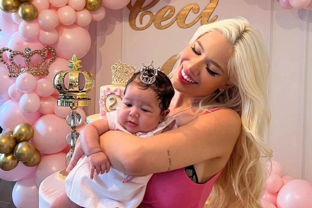 Karoline Lima consegue documentos da filha