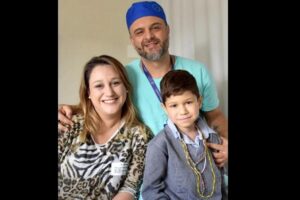 Menino come doce pela primeira vez após cirurgia