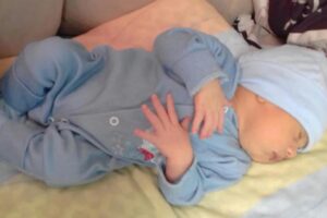 Bebê ficou com hematoma após ter nascido em banheiro de hospital e batido cabeça no chão