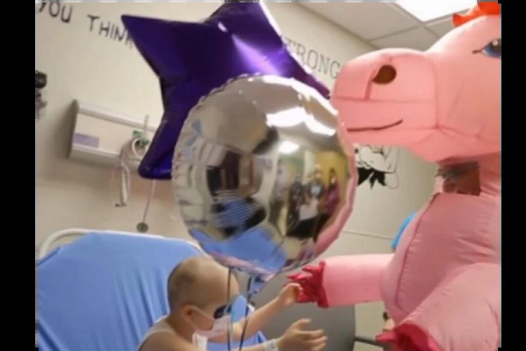 Médico visita pacinte fanstasiado e unicórnio