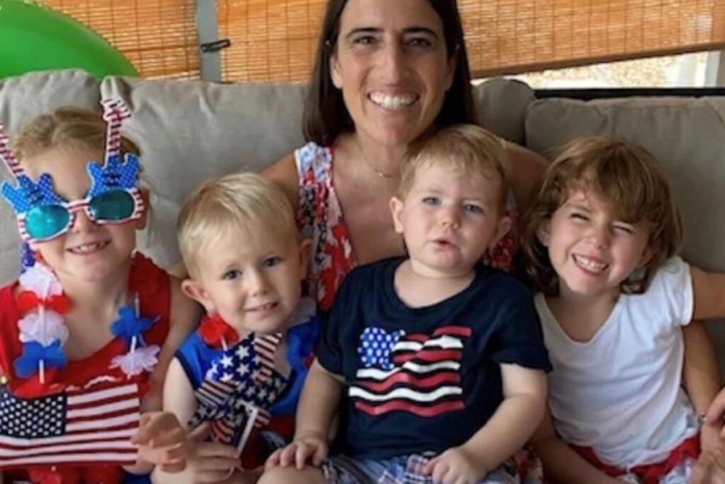 Mulher solteira adota 4 crianças