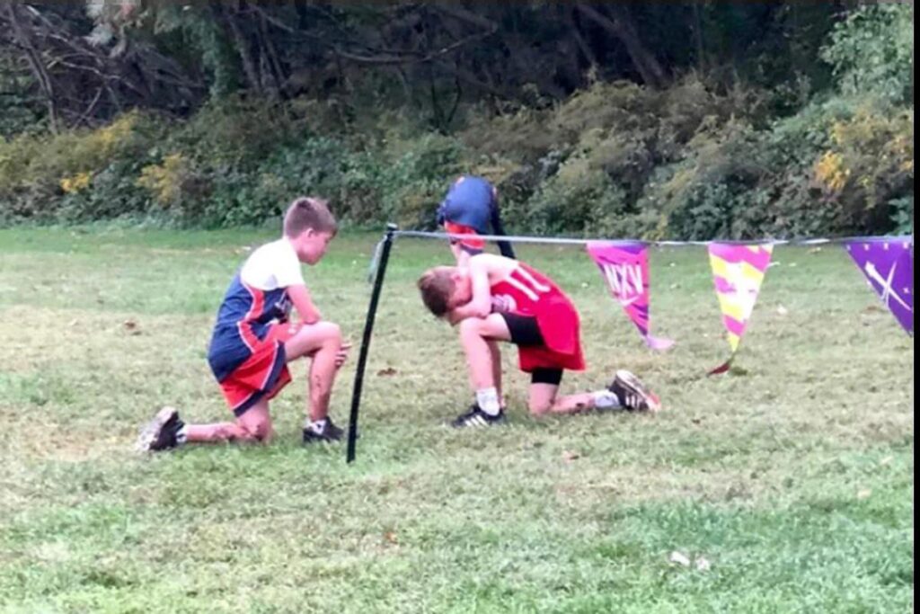 Menino ajuda adversário em corrida infantil