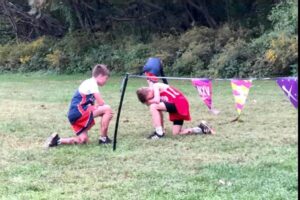 Menino ajuda adversário em corrida infantil