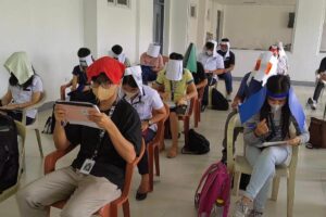 Professora incentiva alunos ao criar figurinhas inspiradas na Copa do Mundo com rosto deles