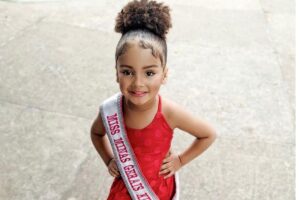 Maria Eduarda exibe com orgulhos os cabelos