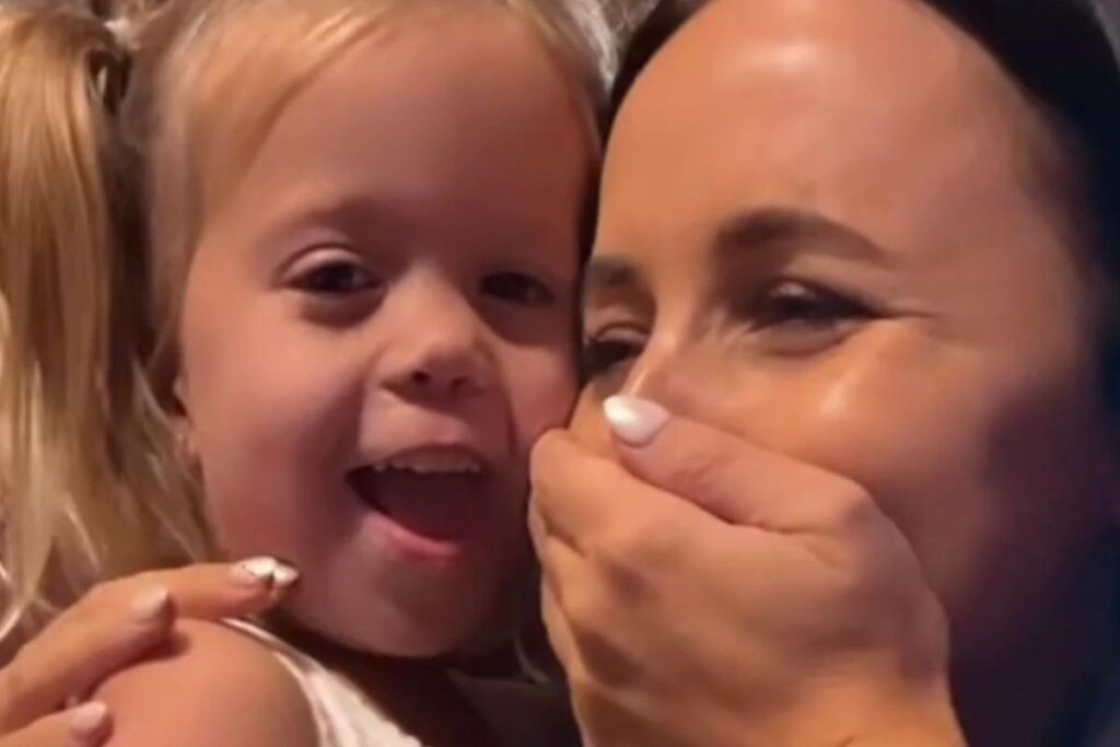 Menina emociona mãe com reação fofa ao descobrir que ela foi adotada