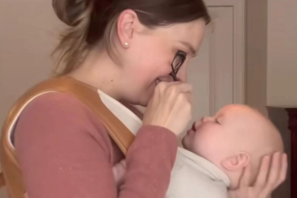 Emby se diverte enquanto a mãe se maquia