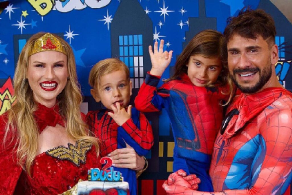 Julio Rocha com a família em foto divertida