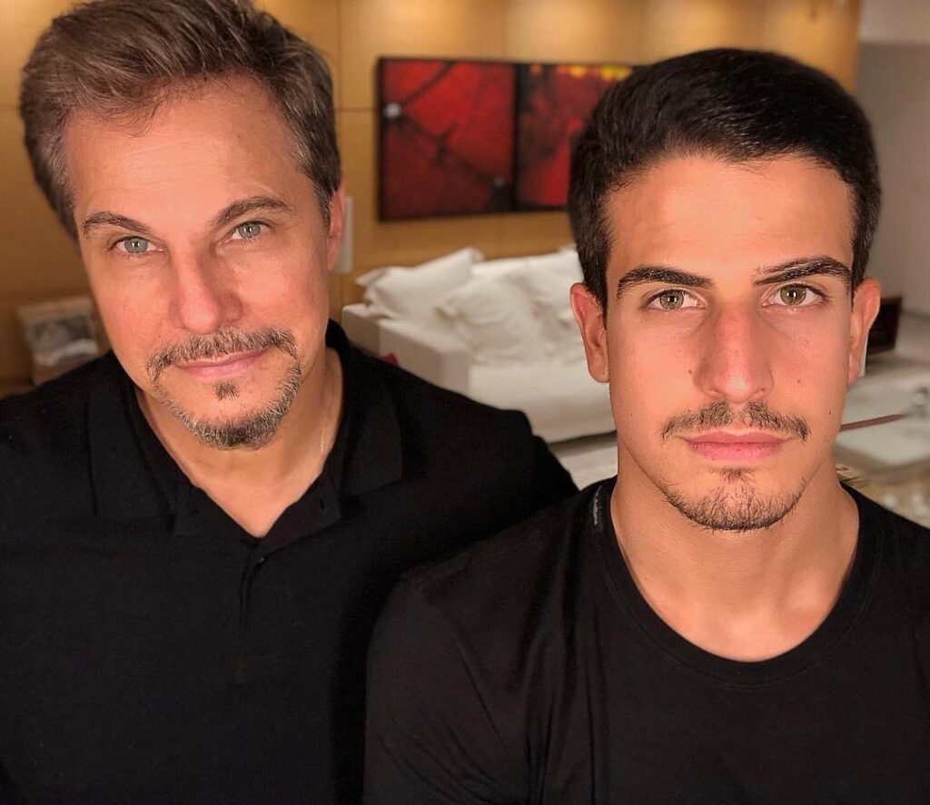 Enzo é recebido pela família em areroporto na Itália