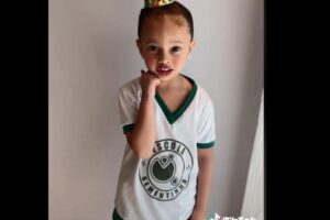 Mãe viraliza ao fazer um penteado maluco maluco inspirado no chocolate M&M