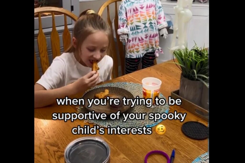 Menina viraliza com boneca de halloween