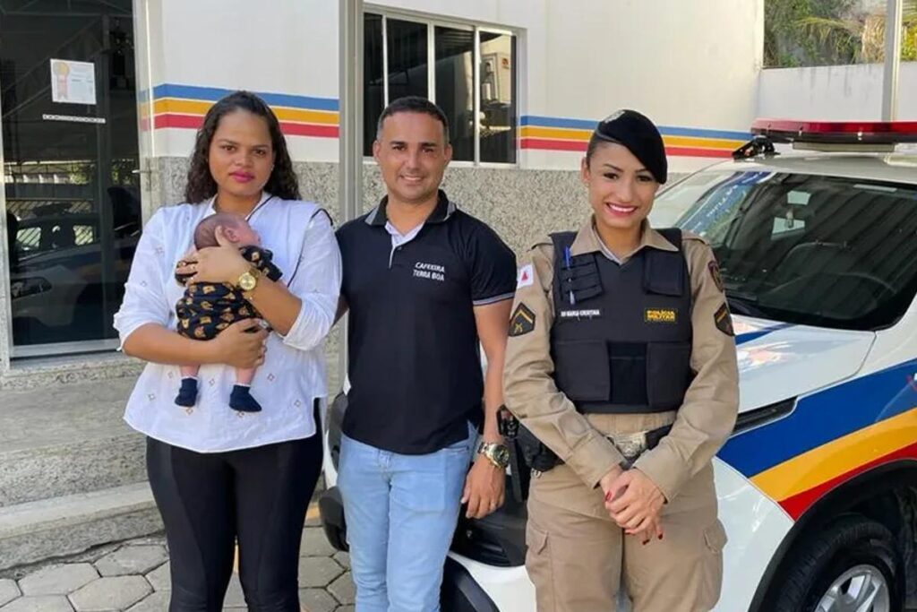 Bebê recém-nascido se engasga com leite materno e é salvo por policiais pelo telefone