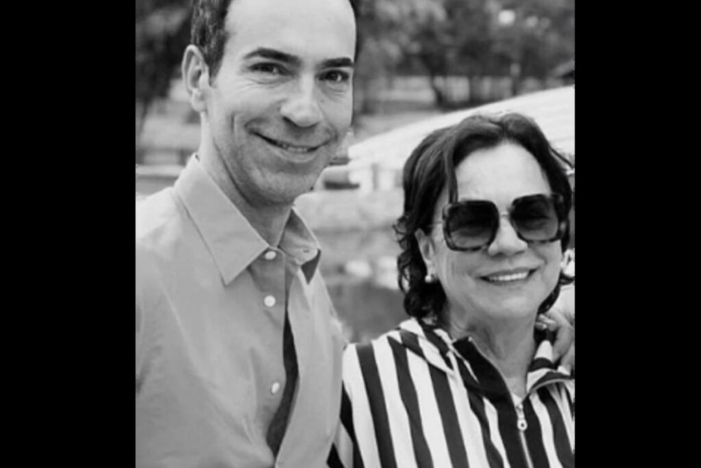 Cesar Tralli ao lado da mãe, Edna