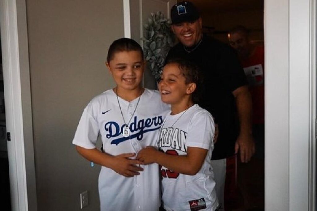 Menino de 12 anos que teve traumatismo craniano recebe alta depois de 1 mês internado