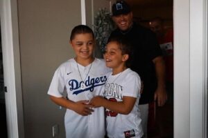 Menino de 12 anos que teve traumatismo craniano recebe alta depois de 1 mês internado