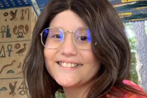 Letícia em registro feito ao lado de sua mãe