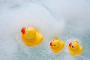 Segure o bebê com uma mão e o lave com a outra durante o banho