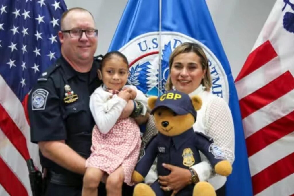 Policial reencontra mãe e bebê que ajudou a fazer um parto complicado dentro do carro após 6 anos