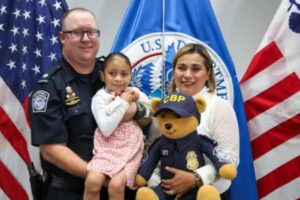 Policial reencontra mãe e bebê que ajudou a fazer um parto complicado dentro do carro após 6 anos