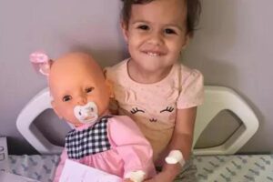 A enfermeira usa bichos de pelúcia para ajudar crianças