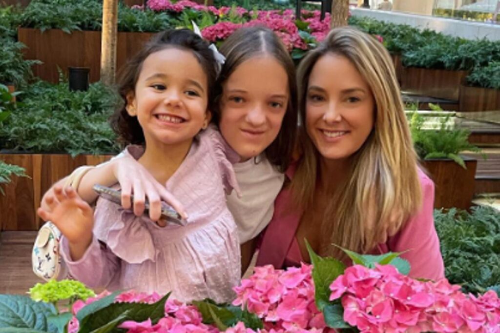 Rafaella, Manuella e Ticiane durante registro em família com a casa de bonecas