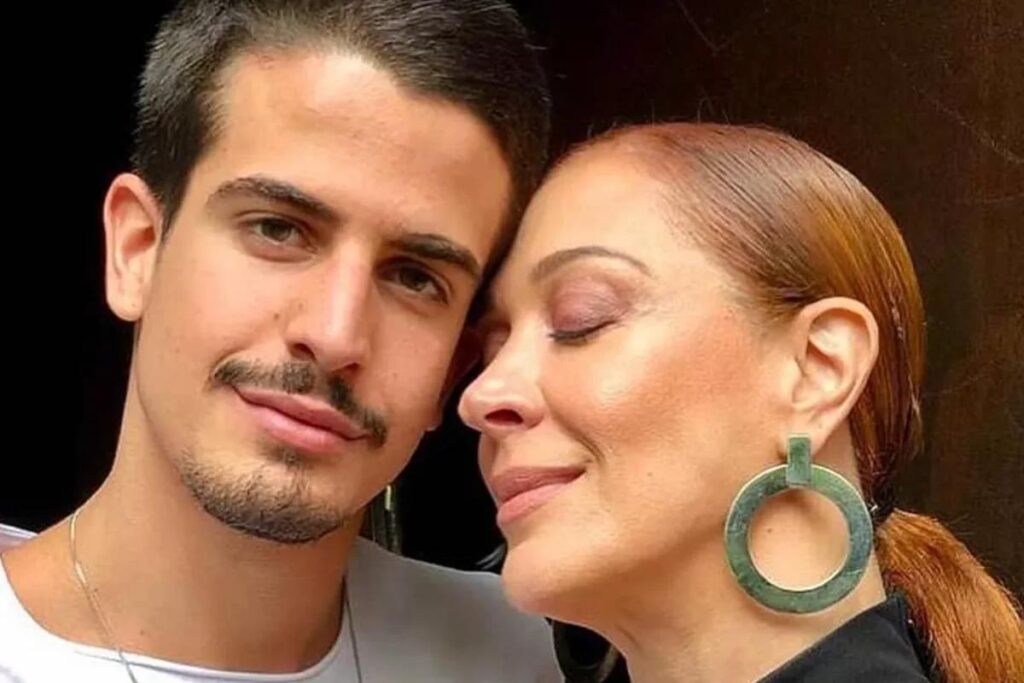 Claudia Raia compartilha fotos com o filho